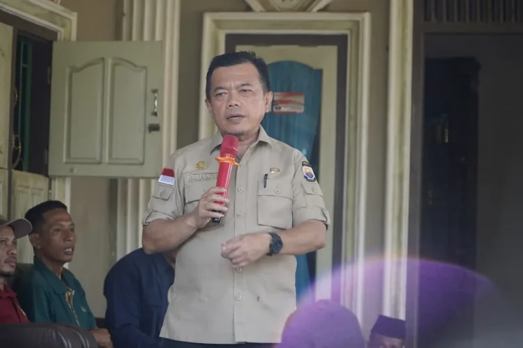 Tinjau Banjir di Selango, Gubernur Al Haris Salurkan 1 Ton Beras dan Janjikan Perbaikan Rumah Warga